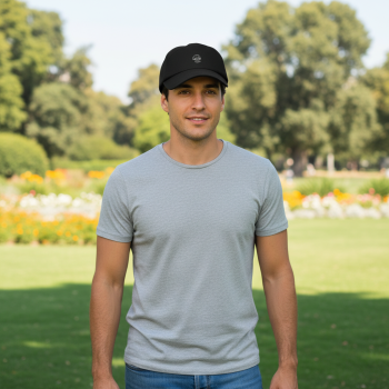 Berrettino Actiwear nero con fibbia in plastica e design compatto