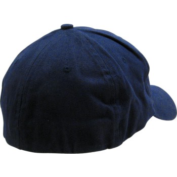 Berrettino   in cotone spazzolato ed elasticizzato, con visiera precurvata, senza la tradizionale chiusura posteriore.