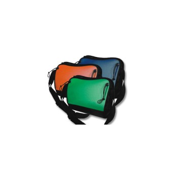 Cartella portadocumenti in pvc, finiture nere, con tracolla. Confezione in busta di nylon.