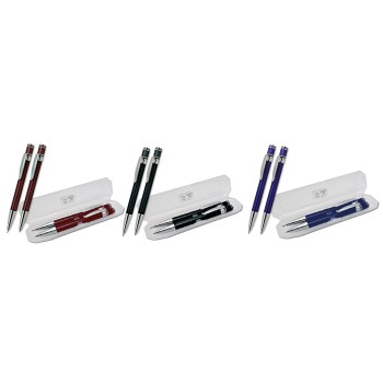 Parure  penna a sfera e mina a rotazione, fusto in alluminio colorato, clip cromata, refil nero a triplice carica. Confezione in astuccio bianco trasparente.