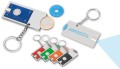 Portachiavi multifunzione con disco in plastica per carrello spesa, puÃ¢âÅÃ¢ââ contenere anche una moneta da 1 euro, 1 led alta luminositÃ¢âÅÃÂ¡. Batterie incluse. Confezione in cartoncino.