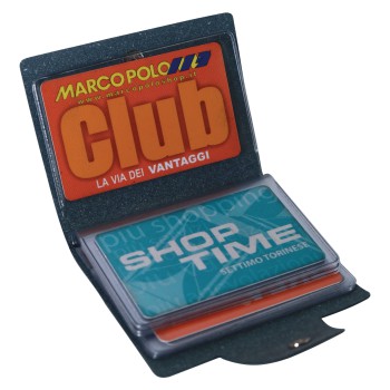 REFLEXA porta carte di credito, contenente 8 bustine, in vivella double face, con bottone di chiusura nero. Confezione in cartoncino.